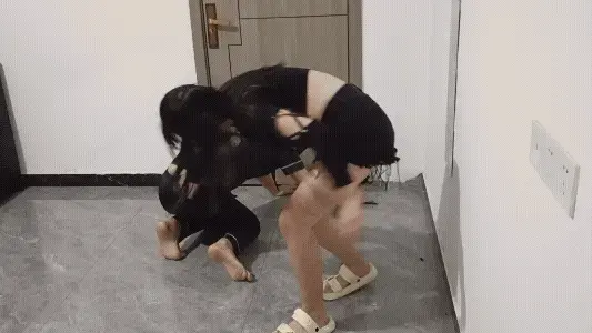 主人与小狗的SP躲藏游戏 今天主人带着两只小狗在家做一些特别的圈内游戏，分别用不同的工具，由主人蒙眼凭听觉去抓住躲藏的小狗，小狗躲藏的时候，脖子上的铃铛会跟随小狗躲藏的脚步一步一响，主人会跟随铃铛的提示，准确的找出躲藏的小狗，对小狗进行惩罚。<br>--------<br>--------<br>【御仙工作室】：对圈内爱好者开放，欢迎前来约绳，体验；并提供线上定拍、线下约拍。原味服务。<br>另外本工作室招聘模特有意请联系客服了解！<br>坐标郑州QQ：1796426163【注明来意】本工作室招聘模特有想了解的可以加客服QQ了解<br>--------<br>-------<br>下载文件后将后缀zip111改为zip解压，解压完成后，继续将文件后缀改为zip解压，解压密码：yu12 把最终的文件后缀改为mp4即可观看，请大家不要在线观看，非常容易和谐。如果被和谐请联系我们！