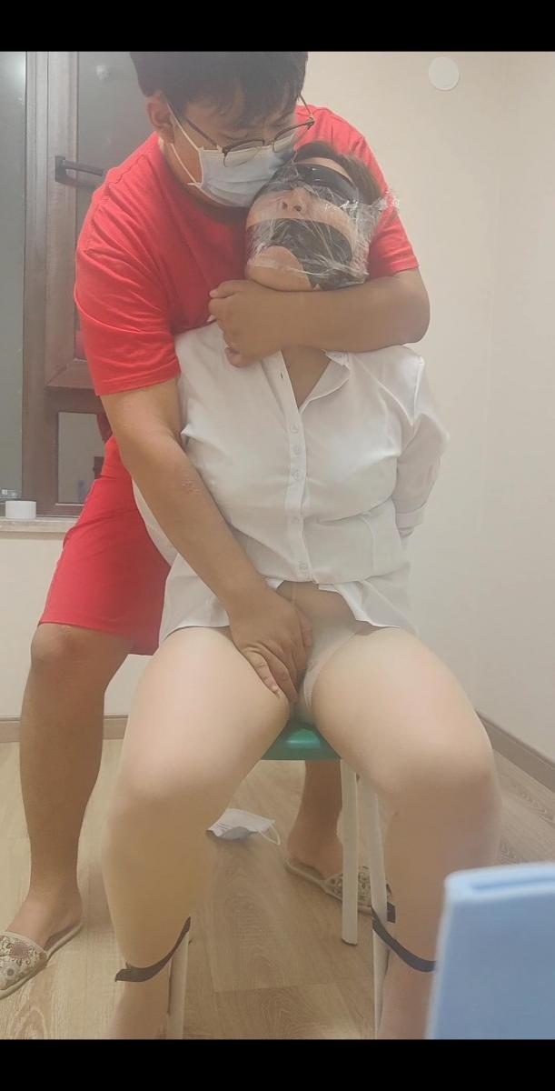 强制玩弄老婆第一次玩保鲜膜，挣扎剧烈，生气颤抖 之前说过，旺仔不仅仅喜欢绳艺，更是窒x强烈的爱好者，<br>明天真空袋就到了，请各位看官敬请期待<br>老婆对呼吸窒x好像是很抵触，不过没办法谁让旺仔喜欢呢<br>先用黑色静电胶带缠住眼睛和嘴，再用保鲜膜反复缠绕<br>保鲜膜缠完之后还用手捂住，上下其手，强烈的呼吸声响彻整个房间<br>欢迎前来定拍QQ：34957685<br>50起拍
