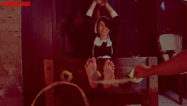 Perverstage – Tickle in the 17th century (Custom) 在为这位美丽的朝圣者洗脚后，她的脚非常怕痒，你必须做的不仅仅是洗脚，而是用羽毛笔给她的玉足一个美好的挠痒痒体验，这么扒痒的她是要好好享受享受了...