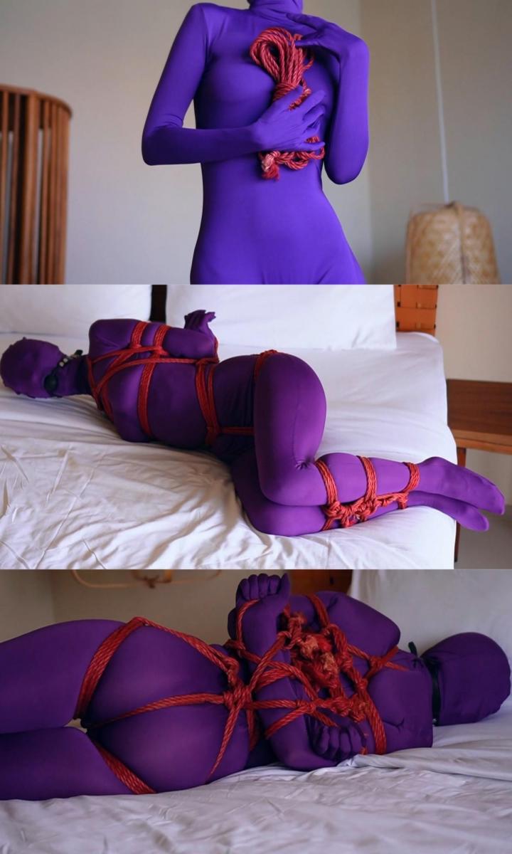 Zentai bondage with unbearable tight rope between legs 赤裸的身体被紧身紧身衣紧紧束缚。 紫色面料就像第二层皮肤一样贴合。 每一次吸气和呼气都可以看到腰部和耻骨的流畅线条。 头部和脸部完全被没有切口的兜帽覆盖。 红黄麻绳制成的束缚清晰可见，可以有效地躺下。 女孩的手臂和胸口绑得很紧，背上有很多美丽的元素。 您可以看到女孩如何尝试重新安排呼吸，以便在如此紧身的紧身胸衣中呼吸。 而且，绳子紧紧地套在腰部和臀部，并在两腿之间伸展，强烈地挤压胯部。 我们看到绳子深入[X_X]和屁股，它被牢固地固定以保持双腿之间的强烈感觉。 脚和膝盖也紧紧地绑在一起。 双腿之间的紧密束缚给她带来痛苦，然后带来[X_X]的感觉。 女孩在床上爬行、翻身、滑行，试图找到更合适的位置。 她全身都在[X_X]抽搐，她在床上打滚，呻吟着，用口塞说话，直到她精疲力尽，接受自己的立场并屈服于这种情况。Tight bondage on a naked body in a tight-fitting zentai. The purple fabric fits like a second skin. Every inhalation and exhalation is visible as the smooth line of the waist and the pubic. The head and face are completely covered with a hood without cutouts. The bondage made of red jute rope is clearly visible and effectively lies down. The girl's arms and chest are tied very tightly with a lot of beautiful elements on her back. You can see how the girl tries to rearrange her breathing in order to breathe in such a tight corset. Also, the rope is placed tightly on the waist and hips, and stretches between the legs, strongly squeezing the crotch. We see the rope digging into the pussy and butts, It is firmly fixed to keep that strong sensations between the legs. The feet and knees are also tightly bound together. Tight bondage between her legs gives her painful, then orgasmic sensations. The girl crawls on the bed, turns over, slides, trying to find a more suitable position. She is covered with orgasmic convulsions, she rolls on the bed, moans and talks in a ball gag until she is exhausted, accepting her position and surrendering to the situation.