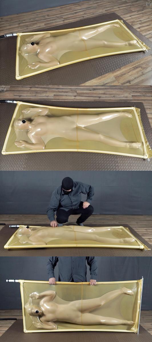 Nylon cocoon in a latex bed  小姐姐在丝袜睡袋里搔首弄姿，随后被装入透明乳胶真空床里。<br>随着真空床被抽干空气，小姐诶被紧紧压在了真空床里。<br>透过透明的真空乳胶床，能看到包裹在丝袜睡袋里的小姐姐，朦朦胧胧的像一件艺术品。<br>紧致的拘束感让小姐姐欲罢不能，开始在真空床里快乐的蠕动着。<br>随后真空床被男子竖着举起，因为真空床吸得太紧，小姐姐竟然没有掉下来，反而悬在空中任由晃动。<br>随后男子离去，留下小姐姐无助的在地上的真空袋里挣扎扭动。<br><br>..<br>。....