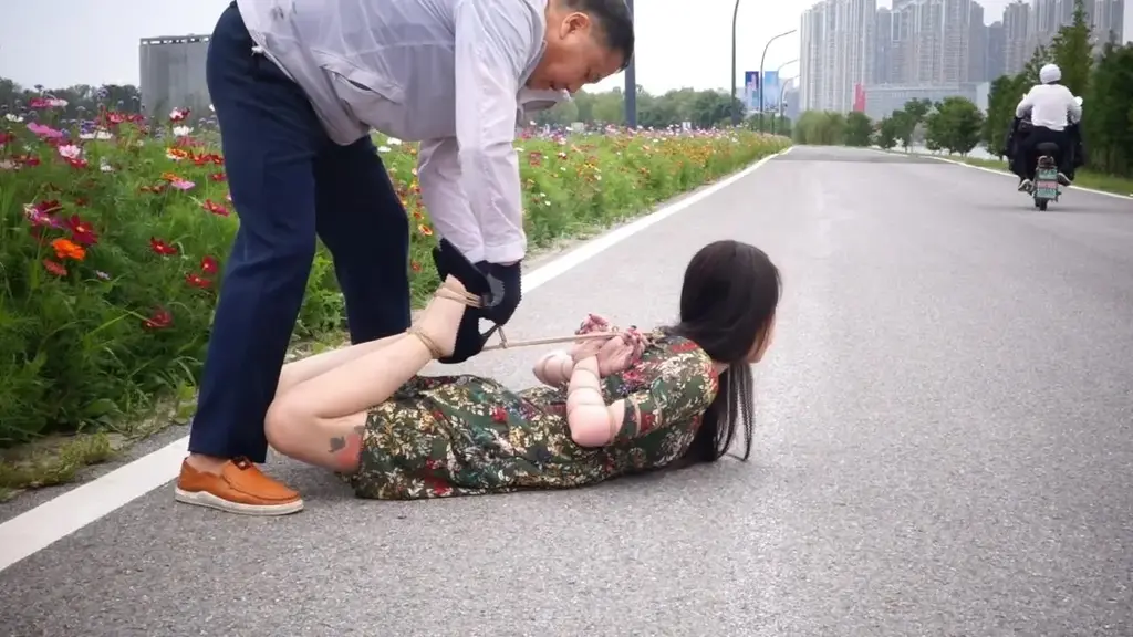 嫣儿江边小路深V绿裙肉丝高跟五花驷马缚 嫣儿大胆的户外捆绑拍摄，此次嫣儿穿着深V碎花绿裙肉丝黑高跟鞋，先绑上五花大绑，然后直接趴在江边的小路上抬起双腿主动捆成驷马倒攒蹄，捆绑过程中还有骑着电动车的路人路过围观，再给嫣儿戴上口枷强制开口器，就这么大白天在公共场合的小路上被驷马捆绑放置挣扎，不在乎路人的眼光大胆拍摄。<br>头像右侧点击视频进入主页，关注更多嫣儿最新绳艺TJ作品。