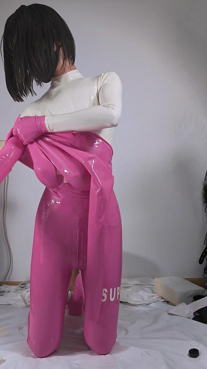nikke胜利女神爱丽丝4层乳胶衣层层包裹 穿入四层乳胶衣全过程记录 系列连载开始！多层乳胶衣超紧身包裹耐久play！<br>视频更新第一弹，nikke胜利女神爱丽丝4层乳胶衣层层包裹<br>穿入四层乳胶衣全过程记录<br>身穿三层乳胶衣，肉色白色粉色激烈碰撞，塞入喜闻乐见的45厘米g塞，再穿入第四层透明乳胶衣<br>四层的感觉超紧，但我感觉还没到极限（？）<br>视频时长55分钟<br>为防止文件和谐请先下载再解压，千万不要在线观看或解压<br>文件防和谐为双层压缩包，解压一次后将后缀重命名为.zip后再解压一次即可得到视频<br>解压密码114514