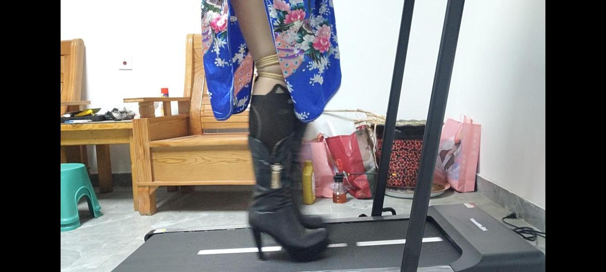 新手高跟鞋跑步机 新手尝试穿高跟鞋跑步机<br>由于带了束腰跑的时候呼吸有很大的限制<br>外加12cm的高跟鞋和把膝盖绑起来了。<br>所以只能小步小步的用小腿挪<br>难度更上一层楼。<br>另外还加了训练器和[X_X]<br>跑的时候有明显的刺激感。<br>对于体力的消耗是特别大的。<br>刚开始的时候还翻车了。<br>由于跑步机突然加速，还带了手铐。<br>差点摔了。幸好带了安全锁。<br>不过，那一段被减掉了<br>后面一段没敢戴手铐了。
