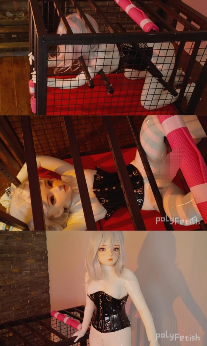 Dominatrix latex kigurumi girl got transformed into a submissive puppy in cage 一个戴着白色乳胶和 kigurumi 面具的女孩。 首先在笼子上炫耀她的鞭子，然后自己被关在笼子里并被振动器兴奋起来。 然后她的脚又被痒痒了，同时又变成了有机体。a girl in white latex and kigurumi mask. first showing off her whip on a cage, then got caged herself and got excited by a vibrator. then her foot is tickled and made to organism again at the same time.