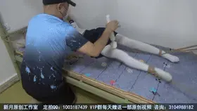 【佳怡工作室】【琳媚】jk白丝 大衣捆绑 zdb玩弄 tk 折磨 【佳怡工作室】定拍视频QQ：3451471253 或者1003187439<br>【出原味妹子】【佳怡】3451471253 【沐沐】3451471253<br>【琳媚】2512774782可以和妹子本人直接交流 沐沐、樱空 联系佳怡<br>【音频小说定制】也是找上面的妹子们<br>【其他业务】约绑攻略有售以及本工作室正式启动会员优惠折扣方案，请有兴趣的同好加客服妹子Q：3104988182<br>【赞助方案】69赞助最少赠送10部视频，98赞助最少赠送20部视频，198赞助最少赠送50部视频，价格相当优惠~可怜的媚儿妹妹总是被挨千刀的月老狗忽悠，终究还是太年轻。这次，媚儿被大字绑在了床上，老奸巨猾且有猥琐的月老狗对她一顿输出。真没想到，他居然能对这么个妹妹下狠手，拿出zdb就对着……媚儿很抗拒可却力不从心……可能也会享受吧，好像是的，看出来了……这小妹妹不愧是个m。接着，月老狗又上了个硬家伙……琳媚最怕痒了……哈哈哈 看的我心里痒痒也好想上手欺负她呀哈哈哈哈