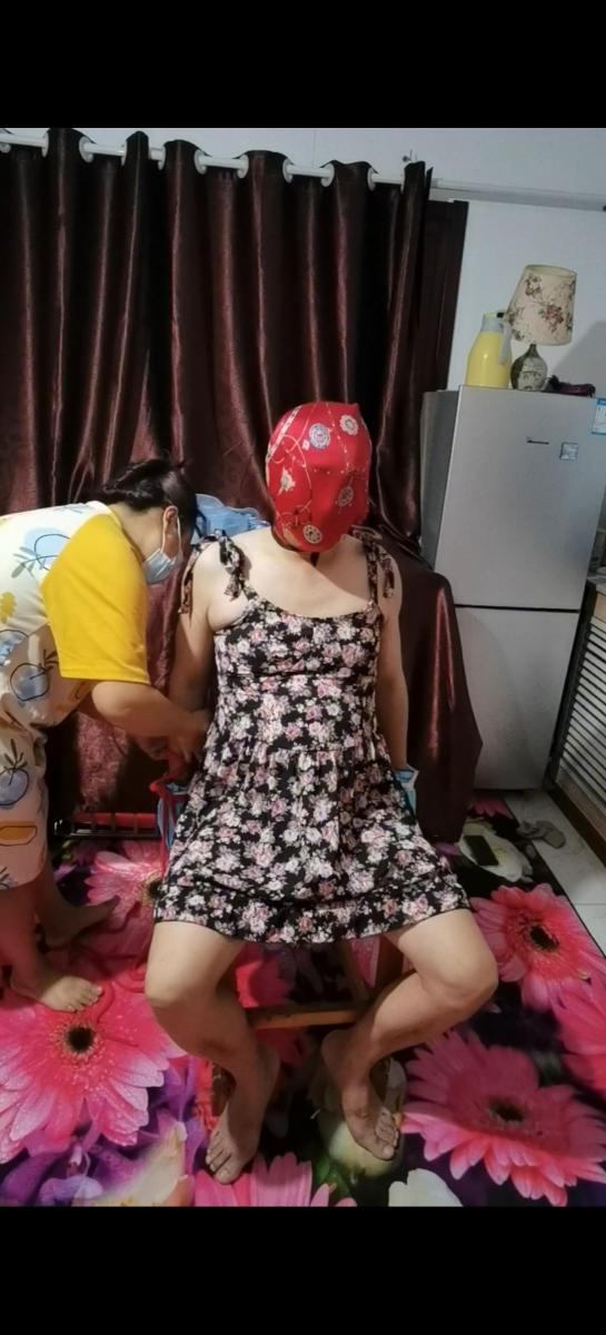 调教变装奴 小奴穿花裙子被绑到凳子上。层层丝巾蒙头捂闷。棉头套被套在头上。。。。丝裙。。