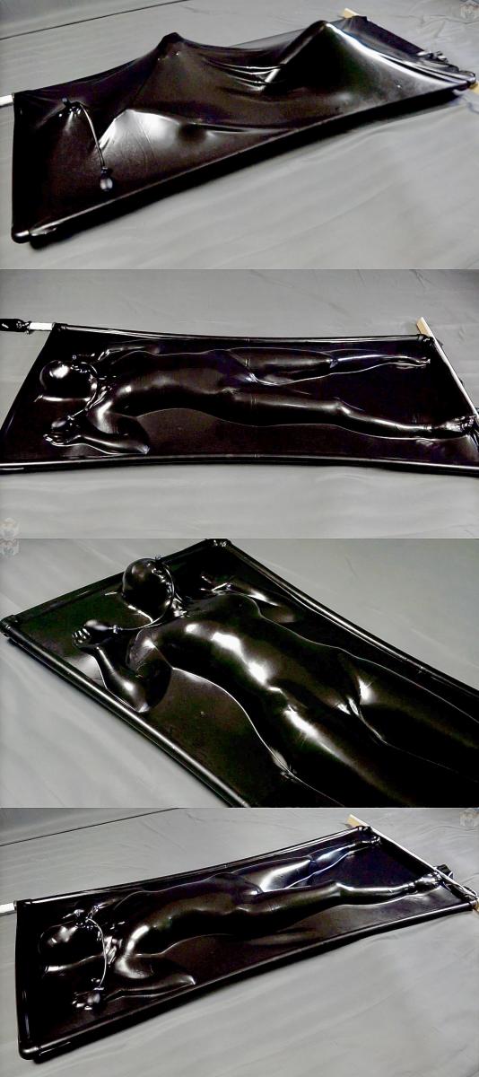 New black latex bed 又是大家喜闻乐见的真空床。<br>小姐姐戴上充气口球，躺进乳胶真空床里。<br>随着空气被抽干，小姐姐被紧紧地拘束在真空床里。<br>剩下的只有感受紧致的包裹，还有挣扎和扭动~~~~<br>
