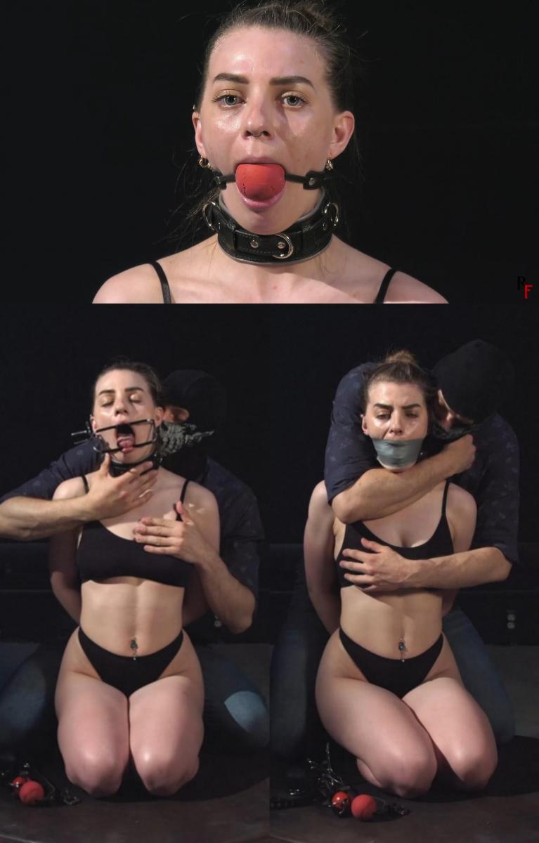 Brittany - Gag test for obedient kneeling slave 在这段视频中，赤脚的布列塔尼坐在膝盖上，双手被绑在背后，放在桌子上。她的脚踝和大脚趾也被绑着。值得注意的是，在现实生活中，这位女士喜欢扮演顺从的角色，并发现放弃控制和责任的快乐。<br><br>我打算用各种堵嘴器对她进行口容量测试，片段的剧情是这样的：我将堵嘴器[X_X]布列塔尼的嘴里，然后退到一边，偶尔启动一个转盘机构，旋转美丽的束缚女孩，并提供全方位的视野角度。<br><br>此外，我还介绍了预先设定的命令“姿势1”和“姿势2”，其中她要么完全坐在臀部上，要么用脚趾保持平衡，让我和观众都可以仔细检查她的脚。 ，我走近她互动并开玩笑地逗她。<br><br>第一个是一个小型的红色口塞，我可以轻松地将其[X_X]她的嘴里。<br>事实上，这个场景中使用的所有堵嘴都很合适。我选择的第二个堵嘴也是红色的，但尺寸更大。<br>之后，我[X_X]了一个比前两个更大的黑色球口器。在黑色口器之后，将扩口器（詹宁的口器）放入她的嘴里，然后将她最初到达时穿的袜子放进去。放在她的嘴里并牢固地粘在上面。<br><br>结果，布列塔尼的嘴轻松应对了本次挑战中的所有笑点，并且可以毫无问题地容纳更大的笑点。享受吧！In this clip, barefoot Brittany is sitting on her knees with her hands tied behind her back on a table. Her ankles and big toes are also bound. It's important to note that in real life, this lady enjoys taking on a submissive role and finds pleasure in relinquishing control and responsibility.<br><br>I intend to conduct a mouth capacity test on her using various gags. The clip's plot is as follows: I insert a gag into Brittany's mouth and step aside, occasionally activating a turntable mechanism that rotates the beautiful bound girl and provides a comprehensive view from all angles.<br><br>In addition, I introduce pre-established commands, "Pose Number 1" and "Pose Number 2", in which she either sits fully on her buttocks or balances on her toes, allowing both me and the audience to closely examine her feet. Periodically, I approach her to interact and playfully tease her.<br><br>The first of them is a small-sized red ballgag, which I easily insert into her mouth.<br>In fact, all the gags used in this scenario fit comfortably. The second gag I selected is also red but larger in size.<br>After that, I inserted a black ballgag, which was larger than the previous two. Following the black gag, a mouth expander (Jenning's mouth gag) was placed in her mouth, and then her socks, the ones she initially arrived in, were placed in her mouth and securely taped on top.<br><br>As a result, it turned out that Brittany's mouth easily coped with all the gags in this challenge and could accommodate even larger gags without any issues. Enjoy!
