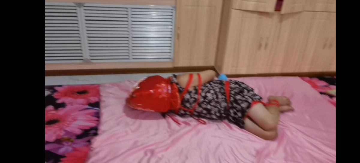 棉头套+棉被捂闷 小强被驷马捆绑。又被两个棉头[X_X]住。。。。。呼吸困难。。拼命挣扎。。。然而还是可有放过他的打算。又被厚厚的棉被捂住。。。。。