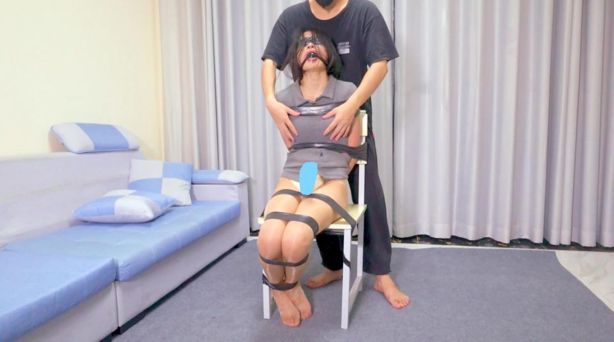 【皆非】《放学日记》独居女孩遭劫匪，自救无用被紧紧束缚肌肉胶带封嘴，塞玩具口球，女孩羞耻口水不停的流淌，呜呜求饶！ 拍期胶带的，算是圆了以前的想法，胶带给人的束缚感，不错很是可以！玩具上强度后，女孩身体忍不住颤抖嘿嘿<br>视频问题（联系方式QQ3259463011——可接定拍~请备注来意哈！）<br>如果百度云下载视频出现问题，请联系我，感谢！<br>解压密码zxcv<br>解压完成后请把"txt"修改为"mp4"即可。<br>切勿在线解压观看！！！切勿在线解压观看！！！切勿在线解压观看！！！会被和谐！！！<br><br>【剧情简介】<br>第一幕，女孩放学回到家换鞋，然后躺在沙发上休息，此时门外传来敲门声“您好，煤气公司的来检查煤气阀”女孩前去开门，门刚打开。只见男人手急眼快，用手捂住女孩的嘴，一切发生得太快，等女孩反应过来想叫救命，却只能发出呜呜声。男人把女孩按在沙发上，拿出事先准备的丝袜堵嘴女孩的小嘴，再用胶带对女孩进行封嘴捆绑。<br>第二幕，把女孩捆绑好后，男人便去房里翻箱倒柜寻找有价值的东西，留女孩独自在沙发上挣扎。女孩一步一跳得往门口逃去，试着打开门时，却被男人从房里出来发现被捉了回去进行二次捆绑。看女孩不老实，男人便拿出了小玩具塞进女孩的私密里“这回你该老实了吧，好好享受嘿嘿”女孩想反抗，可被束缚着的她都只是徒劳…<br>第三幕，男人从房里找到了银行卡，便出来向女孩询问密码，把女孩嘴里的丝袜拿出，女孩却嘴硬不说“很好，软的不行，看来只能让你吃点苦头了”于是把丝袜堵回嘴里去。最终在男人的折磨下，女孩说出了密码。“你说，早这样不就完事了吗”为了防止女孩逃脱报官，男人对女孩进行了再次捆绑固定在凳子上…再用小玩具给女孩增加刺激…看着女孩被牢牢束缚在凳子上发出呜呜的叫声，男人才放心离开去取钱，留女孩独自在家里GG…“呜呜，好难受，快让它们停下啊”“谁能救救我…呜呜”<br>第四幕，劫匪再次回来，劫匪会放过女孩吗？等待女孩的又将是什么…<br>
