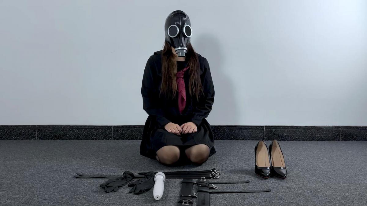 【无脑鱼工作室】- 自缚少女的防毒面具[X_X] - 拘束高跟 - 防毒面具负压瓶  - 玩具自嗨 -  紧缚皮具    工作室的设备终于更新了！这次带来的是防毒面具加呼吸管和负压瓶的呼吸训练哦！小逗号最后把防毒面具摘下来的时候满脸都是通红发热气的样子！然后在带上[X_X]装备后，在带上手套给自己进行自缚，其实还剩下很多跟皮带，但是小逗号最后实在是没有太大的力气了。然后一个尽的问我好了没有，可以了么？呼吸好难受（我把这个剪掉了咳咳）在这个基础上在进行自嗨。<br>   后续，把防毒面具卸下来后，身上的皮具还是带着，一个因为她懒，第二确实还挺舒服的!那么，完整精彩欢迎大家观看，原本视频白平衡的和曝光的问题也解决了！感谢大家支持！