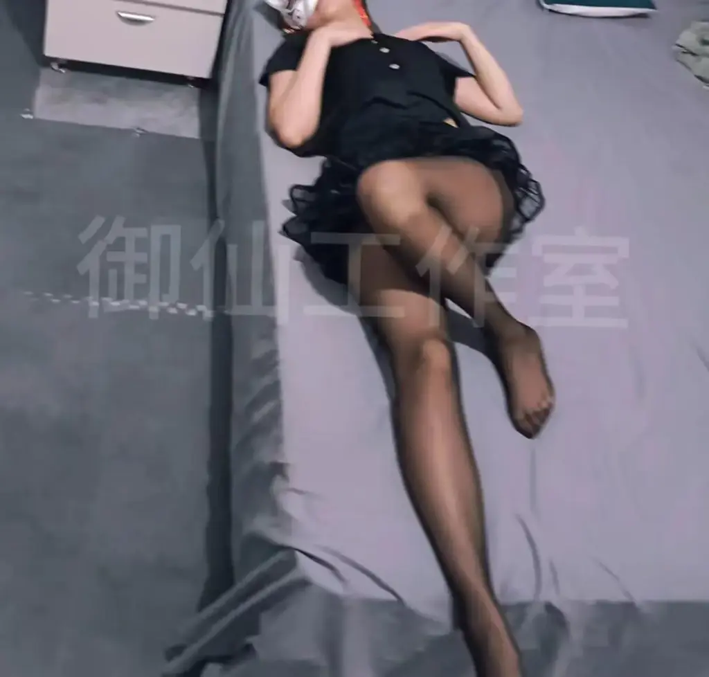 《御仙原创》被下药女保安（深夜的好片）全程第一视角 被下药的女保安，被一个陌生的男人，抚摸挑逗，抚摸黑丝大长腿，小脚。TK。生理和药物的影响让她浑然配合着，呻吟着。欲罢不能！<br>--------<br>--------<br>【御仙工作室】：对圈内爱好者开放，欢迎前来约绳，体验；并提供线上定拍、线下约拍。原味服务。<br>另外本工作室招聘模特有意请联系客服了解！<br>坐标郑州QQ：1796426163【注明来意】本工作室招聘模特有想了解的可以加客服QQ了解<br>--------<br>-------<br>下载文件后将后缀zip111改为zip解压，解压完成后，继续将文件后缀改为zip解压，解压密码：yu12 把最终的文件后缀改为mp4即可观看，请大家不要在线观看，非常容易和谐。如果被和谐请联系我们！