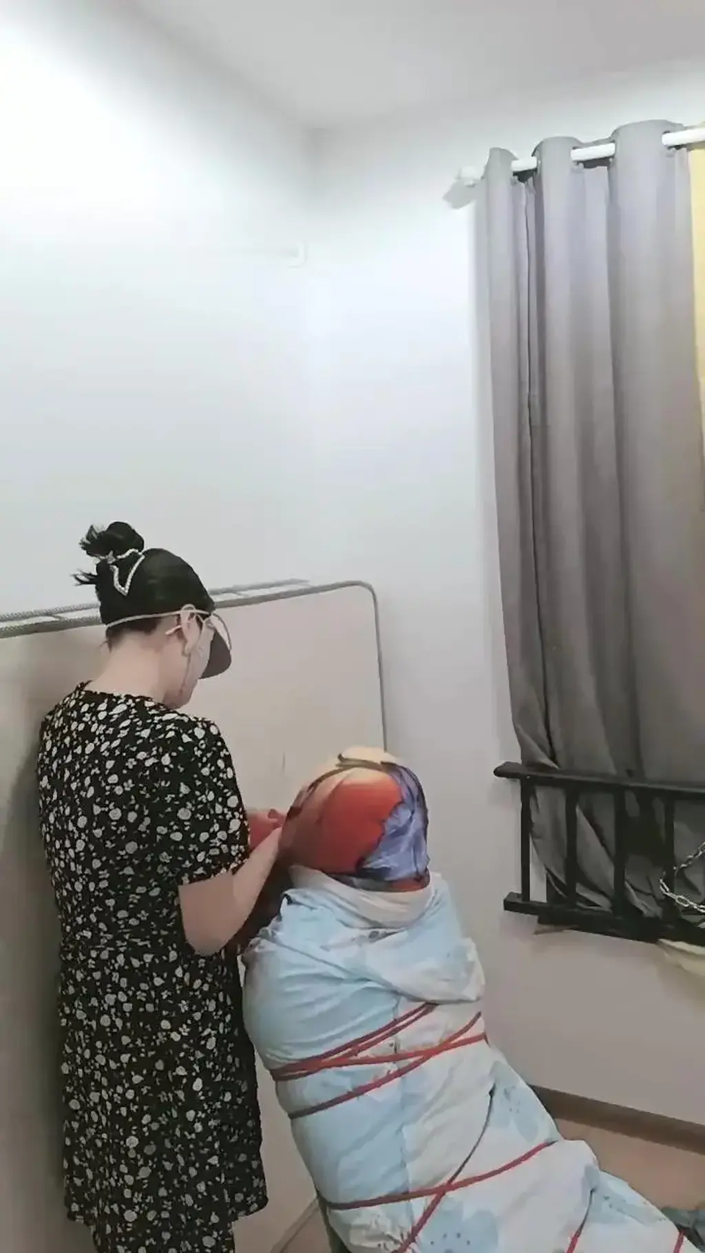 【朱迪女王】双S-木乃伊捆绑[X_X]丝巾加层【双视角版】 【朱迪女王】双S-木乃伊捆绑[X_X]丝巾加层【双视角版】<br>创作;【朱迪女王】<br>描述;【朱迪女王】双S-木乃伊捆绑[X_X]丝巾加层【双视角版】,喜欢的请大家多多支持一下吧