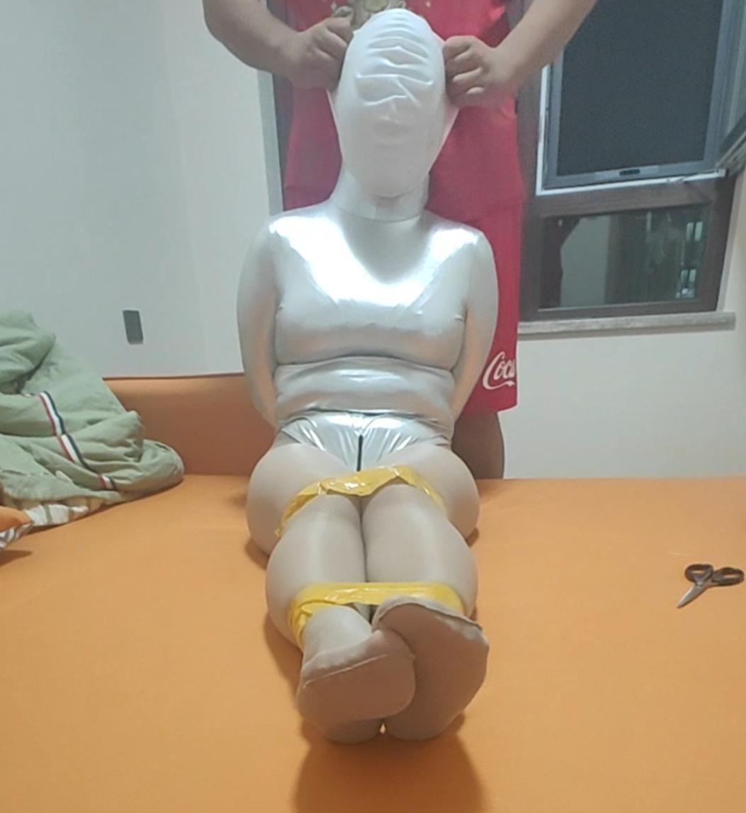 泳帽惨烈窒x调教，媳妇挣脱胶带，崩溃痛哭，晕厥失败 惨烈！惨烈！惨烈！建议音量调到最大！<br>先穿上银色全包衣，然后泳帽窒x调教<br>旺仔本来是想让媳妇晕厥的，但是没想到胶带没有捆牢，<br>如果是晕厥的话最起码得卖20钻了，哈哈哈，亮点在最后几十秒，撸点超多！<br>定拍QQ：34957685，欢迎前来交流<br>