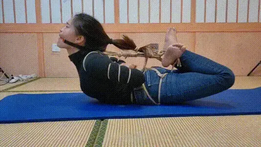 洛洛紧身牛仔裤极限驷马 紧身牛仔裤洛洛，裸足，她又瘦了，驷马看起来很痛苦难受，其实她还是挺喜欢的，洛洛说每次绑驷马的时候就很紧张，因为真的痛，但也很痛快，因为每次绑完松绑后就好像做了一次全身按摩一样，特别束缚。极限驷马口球堵嘴，疼痛的叫声，反弓的身体，看上去视觉观感很棒。视频解压密码：666888 。<br>一绳所爱绳艺体验店面向全国爱好者开放，本店提供绳艺捆绑模特服务、体验女绳师捆绑服务、体验长时间囚禁服务、绳艺教学培训、绳艺交流会、场地出租、专业麻绳销售，原创视频套图销售、作品私人定制、模特原味丝袜出售等，另外本店招募同好合作伙伴。微信：351552501初心