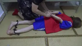【新月原创】【琳媚】剧情片 女死囚的陌路 抓捕→收监→判决→换死刑套→放风→一 枪 毙 命 【新月工作室】定拍交流QQ：1003187439 备用2936094312<br>【出原味妹子】3104988182 小洛（红豆）2389316626 玉箫 3451471253 佳怡 2952715351 晴儿<br>约绑攻略有售直接滴QQ：3104988182！！！本工作室正式启动会员优惠折扣方案，请有兴趣的同好加客服Q：3104988182详询<br>剧情如下：<br>1、琳媚是个犯下重罪的女孩，被抓住之后，收押。换上囚犯戴上手铐之后，等待审判（对话很多，就不列举了。）<br>2、审判过程中，琳媚一心求死，最后被判极刑。换上死囚服，带上死囚拷<br>3、漫长的等待中，琳媚脚底也被写了字。驷马绑着到次日准备上路。<br>4、五花之后，琳媚最后放风了一圈，被带到刑场，枪声响起，琳媚结束了罪恶的一生……