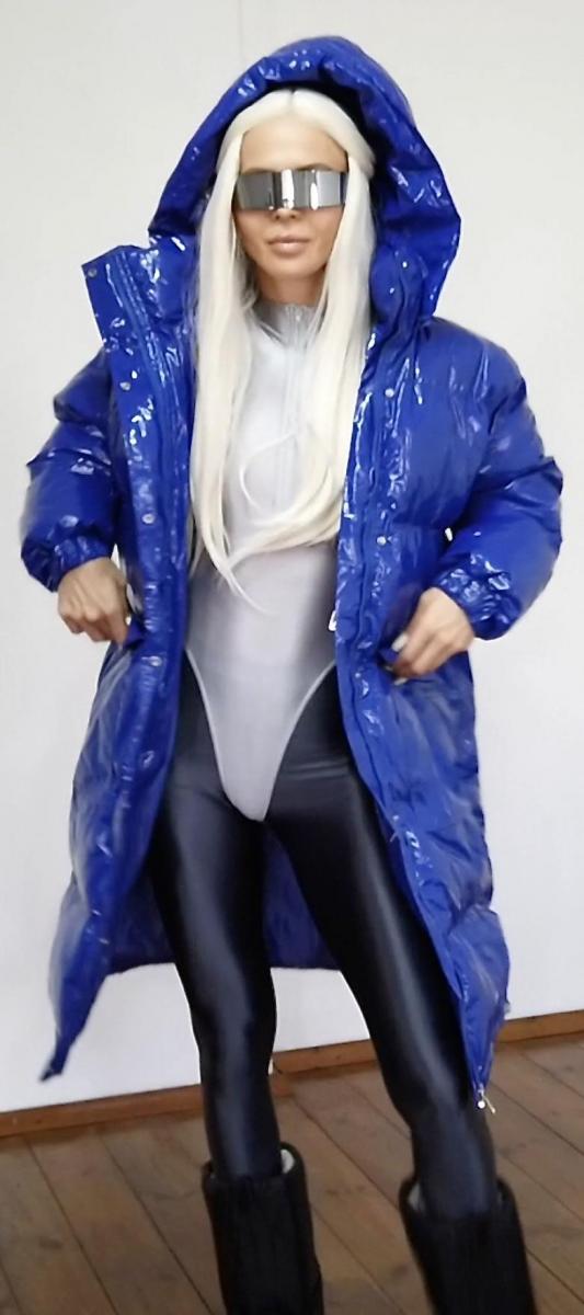 [W’sH]——Steffi——银体操服+黑光泽袜——抱着新羽绒服发骚 这套搭配很是具有科幻感，抱着新羽绒服摩擦来摩擦去，有奇怪的感觉呢。<br><br><br>注：<br>W’sH 工作室<br>专注于zentai、紧身衣、spandex、丝滑光泽衣物、乳胶、睡袋、捆绑、锁链……等一系列恋物拍摄。<br>清一色欧美模特，高颜值，好身材。<br>单女、女女、三女应有尽有，各种玩法层出不穷。<br>拍摄手法极具艺术性，作品极具收藏价值。