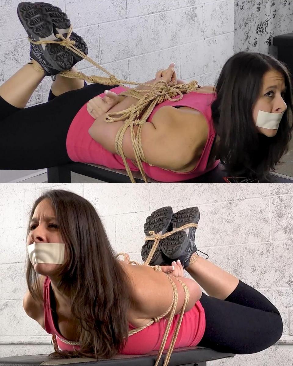 SARAH GREGORY TAPE GAGGED AND HOGTIED 莎拉·格雷戈里在健身房的一天并没有完全按照她的计划进行。 起初，她成为 B&D 健身中心的试用会员似乎有点不寻常，但当她被指派一名私人教练开始束缚她时，她知道这将是一次非常独特的锻炼。<br><br>她被告知，在束缚中挣扎会消耗与跑步机或椭圆机一样多的卡路里，她愿意尝试任何新事物，以摆脱旧的、无聊的锻炼习惯。<br><br>她的嘴被微泡沫胶带封住，训练师将她绑成一条严格的捆绑带，并监视她无助地蠕动和扭动。<br><br>这次锻炼后，莎拉迫不及待地想全职加入健身房！Sarah Gregory's day at the gym didn't go exactly as she planned.  Her trial membership to the B&D Fitness Center seemed a little unusual at first, but when she was assigned a personal trainer who started to tie her up, she knew it was going to be a very unique workout.<br><br>She was informed that struggling in bondage would burn just as many calories as a treadmill or elliptical machine and she was willing to try anything new to get out of her old, boring workout routine.<br><br>With her mouth taped with microfoam tape, her trainer ties her into a strict hogtie and monitors her as she squirms and writhes helplessly. <br><br>After this workout, Sarah can't wait to join the gym full time! 