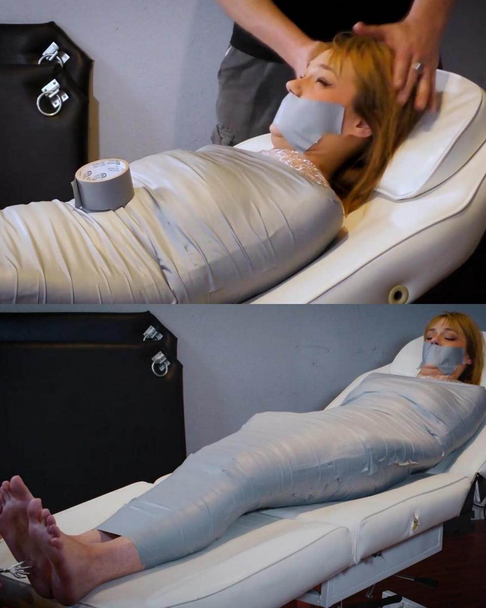 REBECCA VANGUARD MUMMIFIED AND TICKLED MERCILESSLY 丽贝卡·范古德 (Rebecca Vanguard) 从脖子到脚踝都被胶带缠住，让她美丽的双脚暴露在外，承受着瘙痒的折磨。 她完全无助，像胶带木乃伊一样包裹着，并遭受着美好、漫长、强烈的痒痒。 她的嘴被胶带封住，只能呻吟并试图尖叫，因为她的脚受到金属背部抓挠、发痒的梳子、大量的手指发痒，以及粉色的厄运手套，这是一种驱使她的粉红色手套。 绝对疯狂，因为它发现了她赤裸的、涂满油的脚上最敏感、最痒的地方。Rebecca Vanguard is taped up from her neck to her ankles, leaving her beautiful feet exposed for a session of tickle torment.  She is completely helpless, wrapped up as a duct tape mummy and subjected to a nice, long, intense tickling session.  With her mouth taped shut, she is only able to moan and try to scream as her feet are subjected to a metal back scratcher, a tickling comb, lots of finger tickling, and the pink glove of doom, a nub covered gloves that drives her absolutely crazy as it finds the most sensitive and ticklish spots on her bare, oiled up feet.  