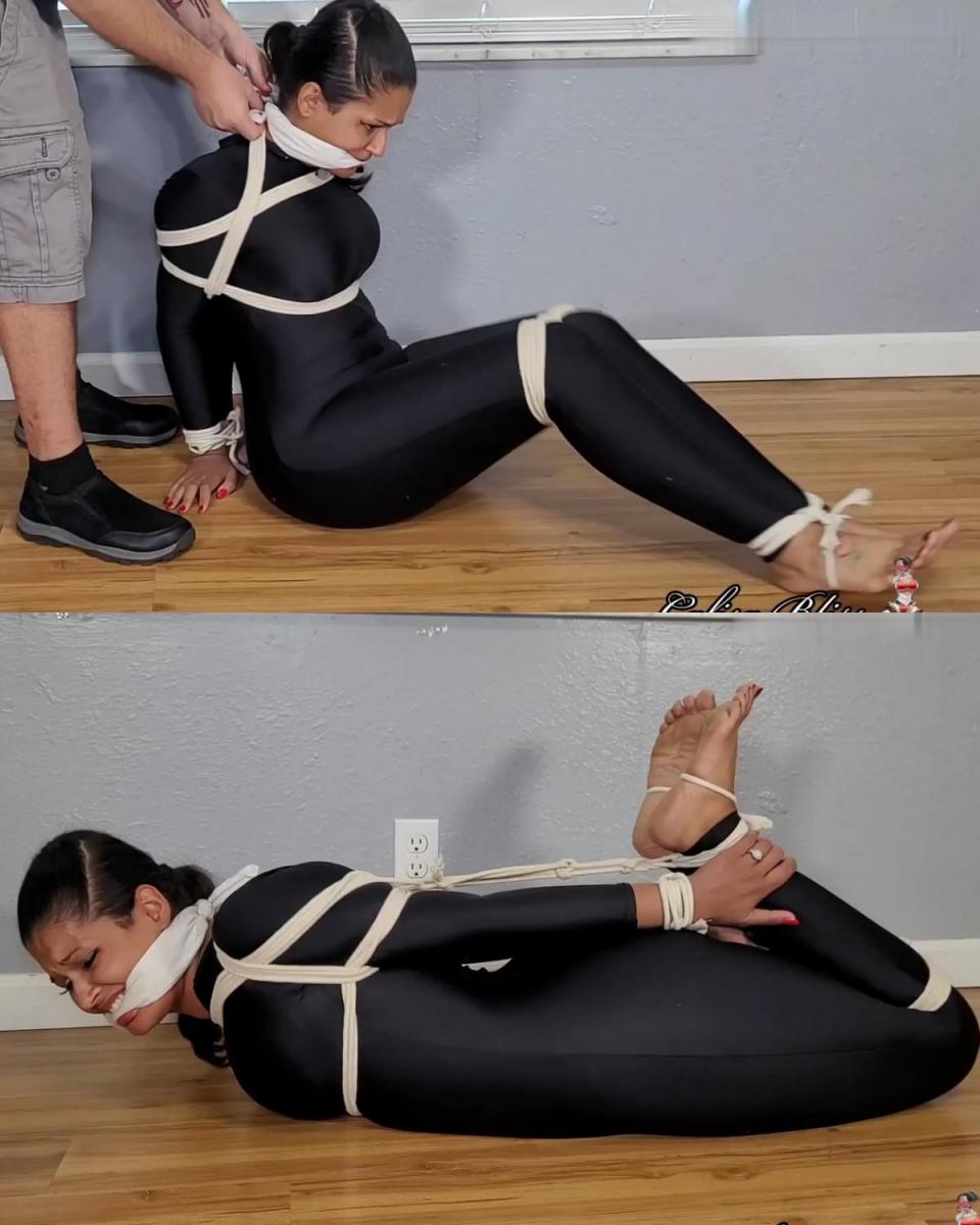 Calisa Bondage Diaries: Hogtied Cat burglar 窃贼卡丽莎闯入了家里的腹肌，开始在她的包里装满她能找到的任何贵重物品。 当她装满袋子时，她被人从后面抓住，最后被绑在地板上并堵住嘴。 她在绳子上挣扎，当那个男人告诉她他是一名一直在追踪她的警察时，她感到很惊讶！ 卡丽莎试图用谎言摆脱困境，但没有用。 她决定逃跑并慢慢来，因为绳索工作太糟糕了，她忍不住取笑警察。 她斥责他的绳索工作，结果被绑了起来。 警察准备出发后，他让卡丽莎站起来，自己跳上车。 她被带到车站并接受全面治疗，然后开始作为厕所清洁工的新生活。Cat burglar Calisa breaks into a home abs starts filling her bag with any valuables she can find. As she's filling her bag she is grabbed drin behind and ends up bound and gagged on the floor. She struggles against the rope and is surprised when the man tells her he is a cop that has been tracking her! Calisa tries to lie her way out of the situation but it's no use. She decides to escape and takes her time because the rope work is so bad that she can't help but make fun of the cop. She berates his rope work and is hogtied as a result. Once the cop is ready to go, he makes Calisa get up and hop to the car by herself. She is taken to station and gets the full treatment before settling into her new life as a toilet cleaner. 