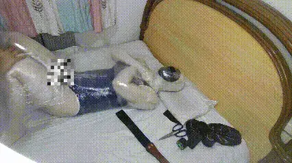 zentai包裹+保鲜膜全包封闭+乳胶体禁呼吸项圈+乳胶头套zhi息+刺激下面 狸猫工作室】现在娃娃已经逐渐适应这种生活了呢，规定睡觉姿势都可以睡着，全包戴手铐也可以睡得很香，对于被活活zhi息醒也不会很抗拒了哦，即使打几个巴掌也不会反抗呢！<br>今天我们又开发了新的zhi息方法哦，zentai包裹，四肢分开保鲜膜密封，现在的M已经一颗做到在密封时让我用保鲜膜包裹完头部了呢，真的很厉害啦，给它鼓掌！撒花！让它双手交叉在胸口全包，腿部蟹缚，这样的好处是即使被狠狠[X_X]都不可能反抗的了哦，有一定的活动空间但是又无法反抗，这样是不是很刺激啊，而且为了包裹的更严实，我还尝试了一点改进哦!将头部彻底密封，[X_X]直接怼在下面，痛苦又刺激，无法呼吸又特别需要空气，一边要忍住下面带的刺激，又要对抗不能呼吸的鼻子，真的很不容易呢，所以我决定，立刻揭开在封上，如果反应不过来，呼吸不到空气，那就是等于被抑制[X_X]哦，人总是在失去的时候才知道珍惜，平时随便呼吸，从来不觉得空气稀少，但现在对娃娃确实十分的珍贵了。没办法，每一个制作全包娃娃的S都希望有一个可以彻底密封无孔的娃娃对不对！<br><br> 23:36:42<br>在它以为刺激要结束了时，却没有想到，还有更可怕的乳胶[X_X]头套在等着它，头套带上那一刻，它应该是绝望的，也是幸福的吧，为了能顺利的戴上，我给他的头部摸了滑滑的乳胶润滑剂，整个头部变得光亮又圆滑了哦，在完美的戴上头套，在喷上亮亮的油，这完美的娃娃头真的很可爱呢！堵上那仅有的呼吸孔，看着乳胶头套不停变大变小，又不断传来呜呜呜的声音，时那么动听，可是我觉得给他的空气还是太多了，所以我们的乳胶项圈也应该戴上哦，将空气控制到最少，只听见传来那微微弱弱的咳声，动听又美妙呢，这样我忍不住将它彻底封死，封死的一刹那，看着娃娃求饶的样子，真的很兴奋呢！一个多小时的封死又打开的呼吸，不知道它是高兴还痛苦，所以打开的时候人已经虚脱了，但是手铐还是不能少，没关系哒，还有呼吸的，多以下次要再狠点对吧！<br><br> 23:38:01<br>视频2.3，55分钟，全程高能，数不清的zhi息，听不过来的哀求zhi息声！<br>狸猫工作室接赞助，线下，定拍，都是白菜价，很多东西还在慢慢摸索，感谢大家的支持！联系方式<span style='color:#b0b0b0;'>[隐藏文字，购买后可见]</span>