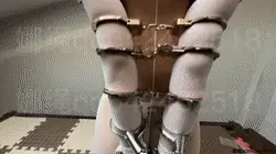 【娜绳工作室】【青柠】QNLK-77上 ←青柠全身白丝连体袜，上身戴着乳贴下身只穿着丁字裤，只有如此简易的搭配才能体现出体验镣铐的乐趣，捏一捏青柠的小奶奶，刺激一下她的情绪。紧接着开始上铐，从把手臂往后背开始，后面的大臂到手腕的拇指每一处都上了铐子，从大臂到手指，总共数了一下，一共是8缚铐子，在这分别有筒铐链铐、板铐、拇指铐、QQ铐和定制铐。一幅铐子都足以让青柠上半身动弹不得，更不用说8缚铐子了。脚腕上的铐子一共有5缚，分别是筒铐、玫瑰金铐和板铐，当然脚趾也不能放过，也加上了脚趾铐。用一幅脚铐把青柠绑成了驷马缚，脚上扯到手上铐住成了驷马铐，从项圈出来根链子连着脚趾铐被迫拉紧脚趾，让青柠不能低头。<br><br>未完待续～（有两部分别为：上、下两部）<br><br>→→→购买视频的且需要无水印的看官请私聊我，我会在第一时间答复并给您发送此视频的超清臻享无水印版←←←<br>↓   ↓   ↓   ↓   ↓   ↓   ↓   ↓   ↓   ↓   <br>✅主页：https://www.linzijun.app/@nashenggzs<br>✅QQ：642462518<br>✅微信：Nashengliaokao<br>✅推：@NashengQN<br>↓   ↓   ↓   ↓   ↓   ↓   ↓   ↓   ↓   ↓   <br>➡需要定拍的可发私信跟我沟通你的大概想法，确定需要定拍留下QQ我加你详聊商谈，有兴趣洽谈合作女绳模的私信留下QQ，看到会加你联系<br>有兴趣的朋友也可以提供服装以便于视频拍摄<br><br><span style='color:#b0b0b0;'>[隐藏文字，购买后可见]</span>
