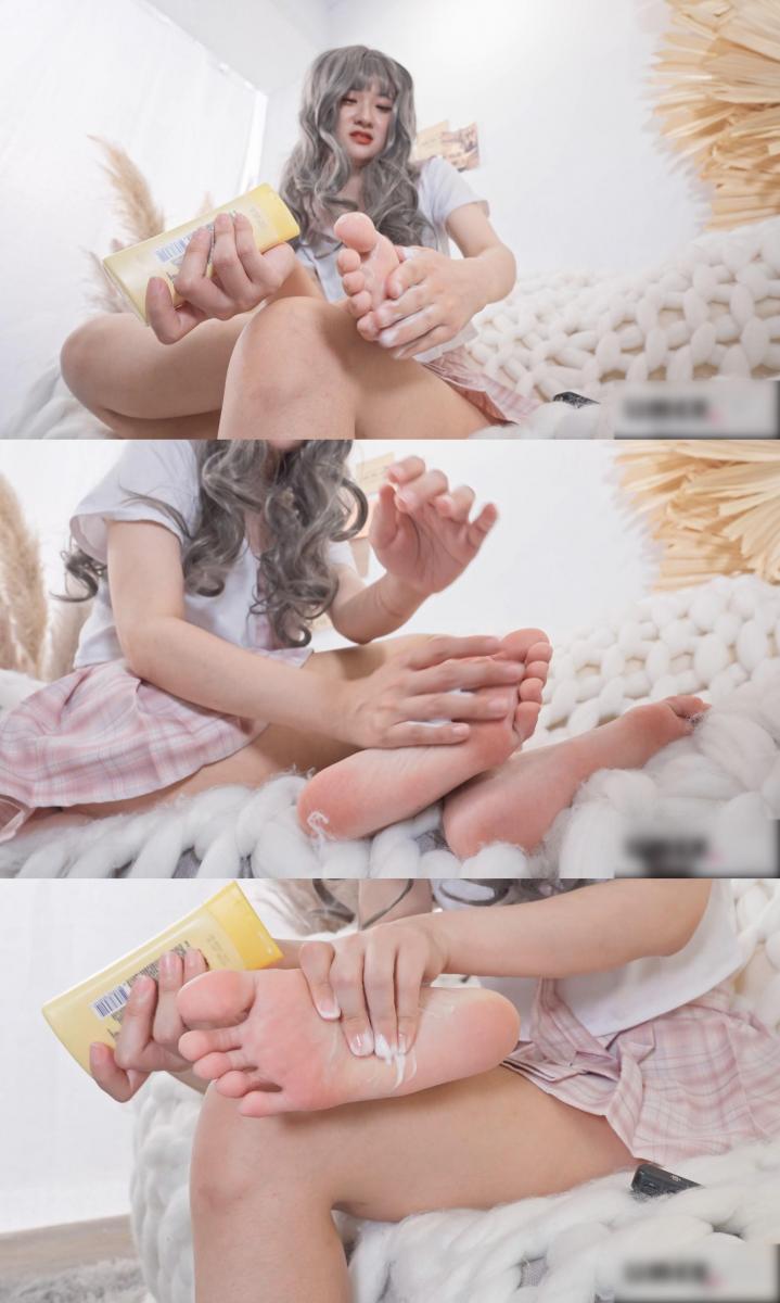 Limerence 7bao JK大腿襪裸足ASMR 原创作者：Limerence<br>一双裸足非常非常嫩，足控可冲，推荐！！!<br>7bao JK ASMR作品初登場I很高興這次能跟<br>擁有一雙美腿7bao合作<br>平常都穿絲襪的她<br>難得釋出裸足作品