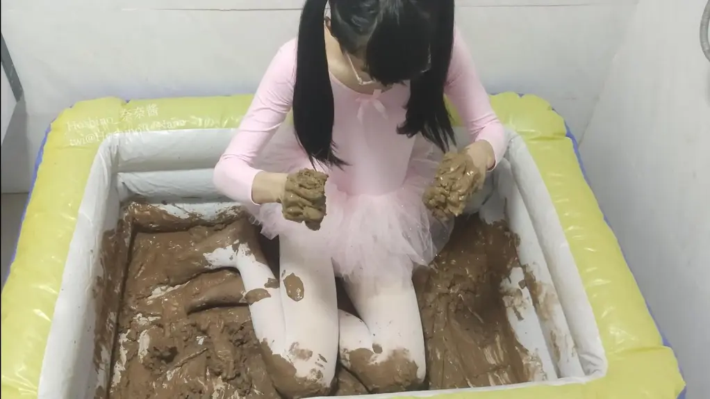 【奈奈酱原创】粉色体操服白丝袜玩泥 可爱的粉色蓬蓬裙紧身体操服，加上白色丝袜，被泥弄脏的效果很棒。视频后半有清水洗澡和在泥浆里玩的镜头，感兴趣的可以支持一下~（所有视频都为原创）<br>网盘内有两个大小的视频可供选择，14.8GB/2.66GB，大的视频为4k30帧，解压密码在文件名上<br>Twitter：@HoshinoR_Nana