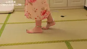 【心悦艺束】-和服紫萱，日式后手，镣铐行走，玩弄玉足。 关于解压：百度云文件因为太容易和谐了。所以尝试使用双重压缩，第一个后缀名7z的解压文件解压出来之后，是一个后缀名.7的文件，改成.7z 即可正常解压。解压出来的视频，后缀名改为.mp4即可。如果有不明白可以加Q给你解答一下。<br>定拍，约拍，模特应聘，请加Q1323841296 关于约拍：近期与朋友一起筹备了一个sm主题的酒馆，即将开张，所以想着趁势像前辈学习开展线下约拍业务。目前还是以熟悉的老客户为主，毕竟我也怕有成心找事的来弄我。具体可咨询对接。<br>海外用户请用Telegram：xybondage。<br>或者联系邮箱：xybondage@qq.com<br>视频中的衣物，丝袜，道具有需要的也可联系我。<br>解压密码是：xyys