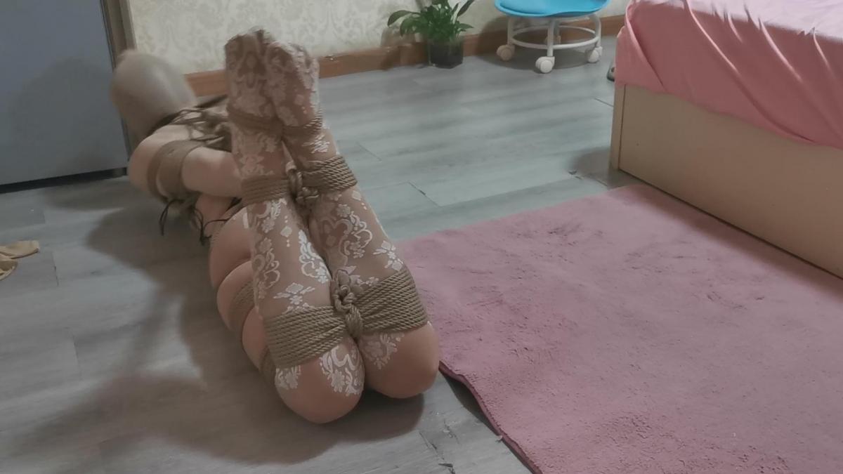 『我的媳妇』143弹、不受控制的欲望、6层丝袜套头、双丝附换丝过程、股绳固定内置高级黑玩具、乳胶+塑料袋史上最久的**超出极限的**疯狂的挣扎 片名:0927<br>时间:47分钟<br>大小:1.71g<br>格式:zip 7z建议使用360压缩解压<br>失效站内信联系我<br><span style='color:#b0b0b0;'>[隐藏文字，购买后可见]</span><br><br>开头和前俩期一样<br>你懂的<br>**时长这次应该是最久的了<br>给憋的嗷嗷的<br>内置的小玩具足足有10厘米那么长<br>再股绳固定<br>越动越上头<br>就不方便过多的描述了