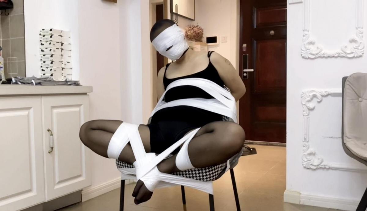 【缚艺录】【DDL—100】【小依】许久不见的小依，这一次来体验丝袜套头，胶带封嘴必少不了~ 1.周更视频，致力于拍摄gagpara的风格，【缚艺录】老观众懂得都懂~<br>2.接长期定拍，价格优惠，非诚勿扰，加好友备注来意，《缚艺录》QQ：2143175428<br>3.倡导绿色、健康的亚文化，不接受裸露X器官，大尺度等，色情勿扰！只接受正常绳艺，以及绳艺娱乐方面的内容；部分模特出于隐私考虑，不出镜。<br>4.压缩包密码：fuyilu123<br>5.祝各位同好，身体健康，生活美满<br>6.本工作室的视频，不要乱发，已发现盗版网站、私人在公众网络平台，发布原创内容的片段、图片，如果涉及到模特本人，后果自负<br>7.尊重小圈文化，尊重原创作者！