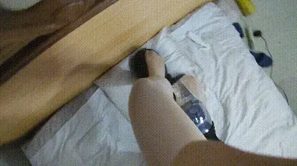 zentai+保鲜膜+乳胶项圈+胶带全包头zhi息（+防毒面具）下篇 各位中秋快乐！为此我们狸猫工作室特意加班为大家创作了一部1h以上的zhi息作品！但是由于无法上传超出太多了，不想降低到360p，只能分开了，其实上下部是一个整体，只是市场从中间分开了哦！<br>上部已经上传完成，点开主页即可看到，下部依然是40分钟，1.3G左右，因为本来没打算分开嘛，所以精彩的部分其实都在下部！<br>为了这次中秋，我们还用了新道具：放毒面具mask！但是我好像还没有完全弄明白用法，即使这样，依然让M狠狠地呼吸困难了！整个镜面都蒙上了一层水雾，为了狠狠地刺激小M，我决定用最喜欢的全包封闭玩法，将M头部全包，里面还有zentai 保鲜膜，当胶带一条一条缠在头上，不知道M在想什么哦，而且我特意从脖子开始包裹，这样包裹更加严密，最后我们用zentai 保鲜膜 束腰 乳胶项圈 胶带全包头部呼吸控zhi的方法，结果确实限制呼吸的东西太多了，大大缩短了M忍耐时间！一会就可以看到M的疯狂挣扎了！但是这么完美的艺术品，花了我两个多小时做成的艺术品，我怎么舍得就这么拆开呢，给它扔在床上，让我好好欣赏这艺术品的挣扎吧，当然，最后还是不舍的给他放了出来，整个M已被汗水浸透，最后虽然它不是愿意再带回手铐，但是还是不能惯着哦！M嘛，就是要狠狠地管教！<br>狸猫工作室接赞助，线下，定拍，都是白菜价，很多东西还在慢慢摸索，感谢大家的支持！联系方式<span style='color:#b0b0b0;'>[隐藏文字，购买后可见]</span>