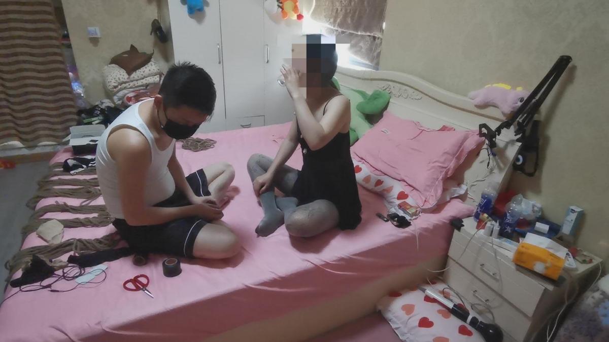 已补链『我的媳妇』142弹、催情yao之无限放大的欲望、感官剥夺、棒棒自wei、各种羞耻姿势求满足、差点悲剧的**、超多次数**激烈挣扎 片名:0922<br>时间:57分钟<br>大小:2.05g<br>格式:zip 7z建议使用360压缩解压<br>失效站内信联系我<br><span style='color:#b0b0b0;'>[隐藏文字，购买后可见]</span><br><br><br>这次她压根都不知道在她水里放了yao<br>因为知道每次堵嘴前她都要喝水滴<br>所以。。。嘿嘿。。又使坏了<br>但是这次口服的这个后劲有点忒大了<br>包完头已经有反应了<br>还没开始绑呢<br>就开始各种求满足了<br>还要自己拿棒棒自wei<br>不给还气的跺脚<br>然后就开始各种<br>蹭我[X_X]<br>我滴乖乖<br>绑好也不老实<br>然后就各种搔首弄姿的<br>后面**的时侯差点悲剧了<br>贴的胶带忘记折叠了<br>贴上去严丝合缝的<br>找不到撕口了<br>那会已经坚持不住了<br>各种挣扎<br>得亏剪刀在旁边<br>不过时间是够久的