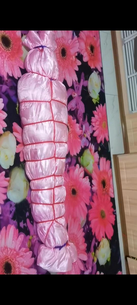 棉被锁木乃伊 可怜的小奴被缠成木乃伊还不算。被厚厚的棉被包裹捆绑，，塞进10多斤的棉被睡袋里锁住，，，又被一层层的棉被盖住，连声音都听不见了。。。。。