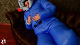Ice Queen - video 4_720p 来自Parkasite的官方视频<br>小姐姐经历了前三集的双层羽绒服试穿，终于决定且依依不舍的慢慢脱下两件连体羽绒服，回归日常生活