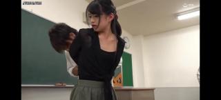 女教师被迫走绳 日本 一群学生胁迫来上课的老师 用手铐拘束住双手 掀起裙子 拿出一条打满绳结的绳子