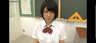 教室里不为人知的秘密 日本 一间普普通通的教室 里面不断传来女子的叫声 没人知道里面发生了什么