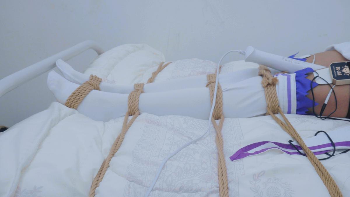 【冷与贝180】（定拍）艾米利亚COS捆绑，床上完全固定紧缚，震动+电击 艾米利亚COS捆绑，紧紧的固定在床上，开始是挑逗挠痒，电击，然后打开震动开关，慢慢加大力度，直到高朝，中间穿插各角度特写<br>下载后再解压，解压密码leng解压后改后缀为.MP4