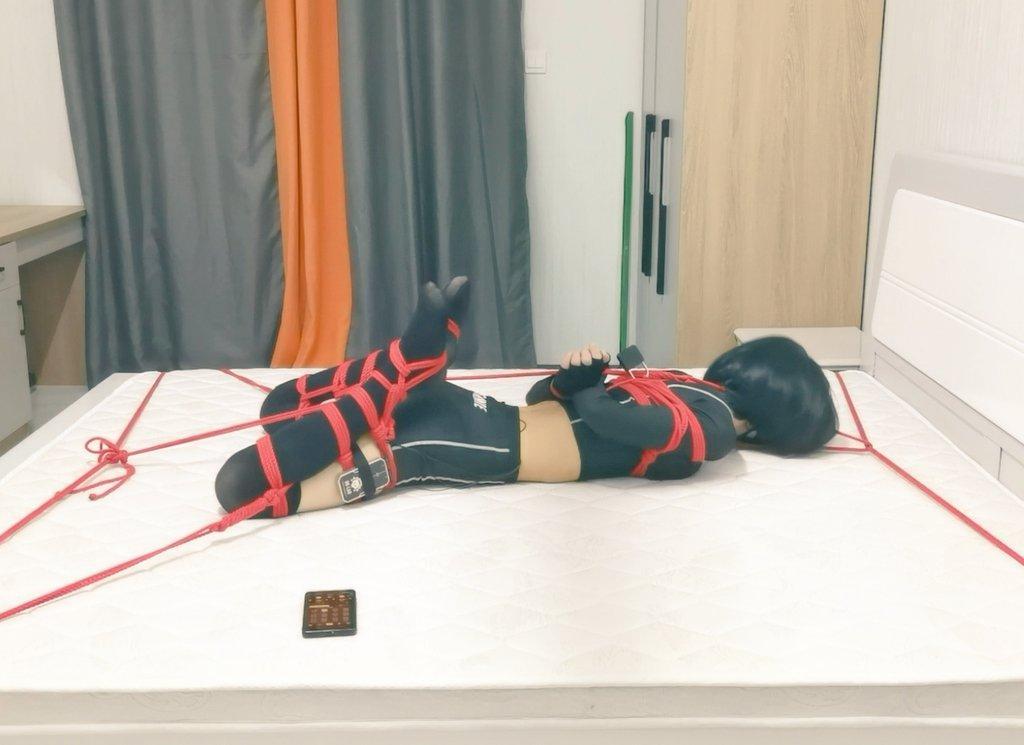 床上开腿固定驷马自缚 这次给大家录一个在床上就能把自己完全固定到解不开的玩法，（肯定要加上郊狼和肛钩）可以挂定时锁，操作起来也不是很难，首先在床头和床尾固定两道绳子，然后床尾两边床脚固定两根绳子放床上用来固定两个膝盖，然后拿一根绳子对折绳头绑在床尾那道绳子中间，然后开始绑身体，先把双腿绑成开腿，然后拿一根短绳对折，绳头固定在肛钩上（不喜欢这个玩具可以绑个股绳代替）另一头从床头那道绳子穿过来放着，然后把两个膝盖分别固定到开始床尾固定的绳子上，再把床尾中间固定的绳子从脖颈后面穿下来弄几个绳圈，数量看你绳子剩多长，然后把郊狼设置成5分钟后启动，初始就50，跳动增强全拉满，手上拿着定时锁，双手伸进去绳圈，然后趴下，往前爬，爬到手和腿全都收紧固定死，再把刚才钢钩的绳子拉紧用定时锁锁在背后绳子上，这样想解开就得往后爬或者起来，然而肛钩那根绳子往前固定，根本动不了~~（大家玩自缚一定要注意安全哦）<span style='color:#b0b0b0;'>[隐藏文字，购买后可见]</span>