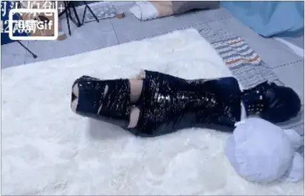 【咕咕0705】雌小鬼茶茶胶带全包木乃伊强制抬头闷绝体验！强制抬头脖套、[X_X]、闷绝逃生挑战，失败昏迷~ 茶茶的雌小鬼属性再一次大爆发....<br>前阵子买了几箱静电胶带，茶茶在一边很雌小鬼的说这玩意没有任何拘束效果，她随随便便就能挣脱开。<br>很好，小茶茶又开始说大话了！于是我就顺势和她打赌，看看她到底能不能挣扎开我随随便便放水的全包。<br>不过既然茶茶大言不惭，挑战一定是要有点危机感的：木乃伊全包之后脖子上还要带上强制抬头项圈，固定脖子的同时还能限制呼吸。然后头套里也套上两层丝袜、带上鼻夹后补一个呼吸限制皮革全包头套。<br>头套的出气孔在鼻孔处，可是茶茶里面已经套上了丝袜 鼻夹，只能用嘴巴呼吸，嘴巴是没有气孔的，只有很努力才能从鼻子处的气孔吸进空气。<br>茶茶要在闷绝之前挑战脱出~不闷绝是不会让她提前挑战结束的~<br>因为带上了强制仰头项圈，茶茶连摇头都做不到，只能仰着头像岸上的鱼儿一样挣扎。<br>随着时间的推移，茶茶的呼吸越来越急促了，哪怕是放了水的静电胶带全包夜挣脱不开，拼命挣扎好久也只露出了几厘米粉嫩的脚跟和大腿...<br>最后茶茶明显惊恐起来了，呼吸急促，拼命挣扎，但是在全包的拘束下超级激烈的无济于事，只能在绝望中迎来自己的闷绝....<br><br>服装：体操服（反正全包也看不见）、裸足<br>道具：胶带全包、丝袜套头、皮革全包头套<br>玩法：拘束放置、脱缚挑战、逃生挑战、[X_X]<br>挑战结果：失败闷绝<br>是否成功：否<br><span style='color:#b0b0b0;'>[隐藏文字，购买后可见]</span><br>定拍、应聘模特（限女性） QQ<span style='color:#b0b0b0;'>[隐藏文字，购买后可见]</span>