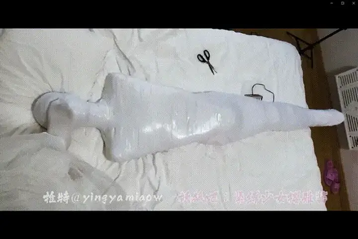 【紧缚少女樱雅酱】伪娘coser黑白双层胶带木乃伊紧缚！白丝踩脸+呼控+跳d+电击+棒棒+挠痒~挣扎扭动~！ 这次是樱雅绑别人哦【绝对安全，圈外人士请勿模仿哦】~<span style='color:#b0b0b0;'>[隐藏文字，购买后可见]</span>~在极端紧密的包裹下，小M的曲线在真空袋的极致紧压中被勾勒出来~在微妙的刺激下发出诱人的娇喘~！除了各种各样的身体刺激外，不断循环的振振也让小M欲罢不能~一直被刺激，无法挣脱喵~<br>哼哼~在本公主的白丝下臣服吧~！<br>另外，欢迎在本站小说区和图片区搜索：紧缚少女樱雅酱，会有惊喜作品哦~！