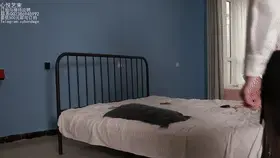 【心悦艺束】筱筱-下班后的报复。公司的财务筱筱是个性感的OL美女，而本就觊觎筱筱的小泽这个月的工资莫名少了1000块。新仇旧恨加一起，让小泽有了个不成熟的想法。 公司的财务筱筱是个性感的OL美女，而本就觊觎筱筱的小泽这个月的工资莫名少了1000块。新仇旧恨加一起，让小泽有了个不成熟的想法。<br>趁着筱筱下班刚回家松懈的功夫，早就隐藏好的小泽突然出现把筱筱迷晕。绑起来玩弄，最后装到了麻袋里卖你准备带回家好好玩。<br>定拍，约拍，模特应聘，请加Q1323841296 关于约拍：近期与朋友一起筹备了一个sm主题的酒馆，即将开张，所以想着趁势像前辈学习开展线下约拍业务。目前还是以熟悉的老客户为主，毕竟我也怕有成心找事的来弄我。具体可咨询对接。<br>海外用户请用Telegram：xybondage。<br>或者联系邮箱：xybondage@qq.com<br>视频中的衣物，丝袜，道具有需要的也可联系我。<br>解压密码是：xyys