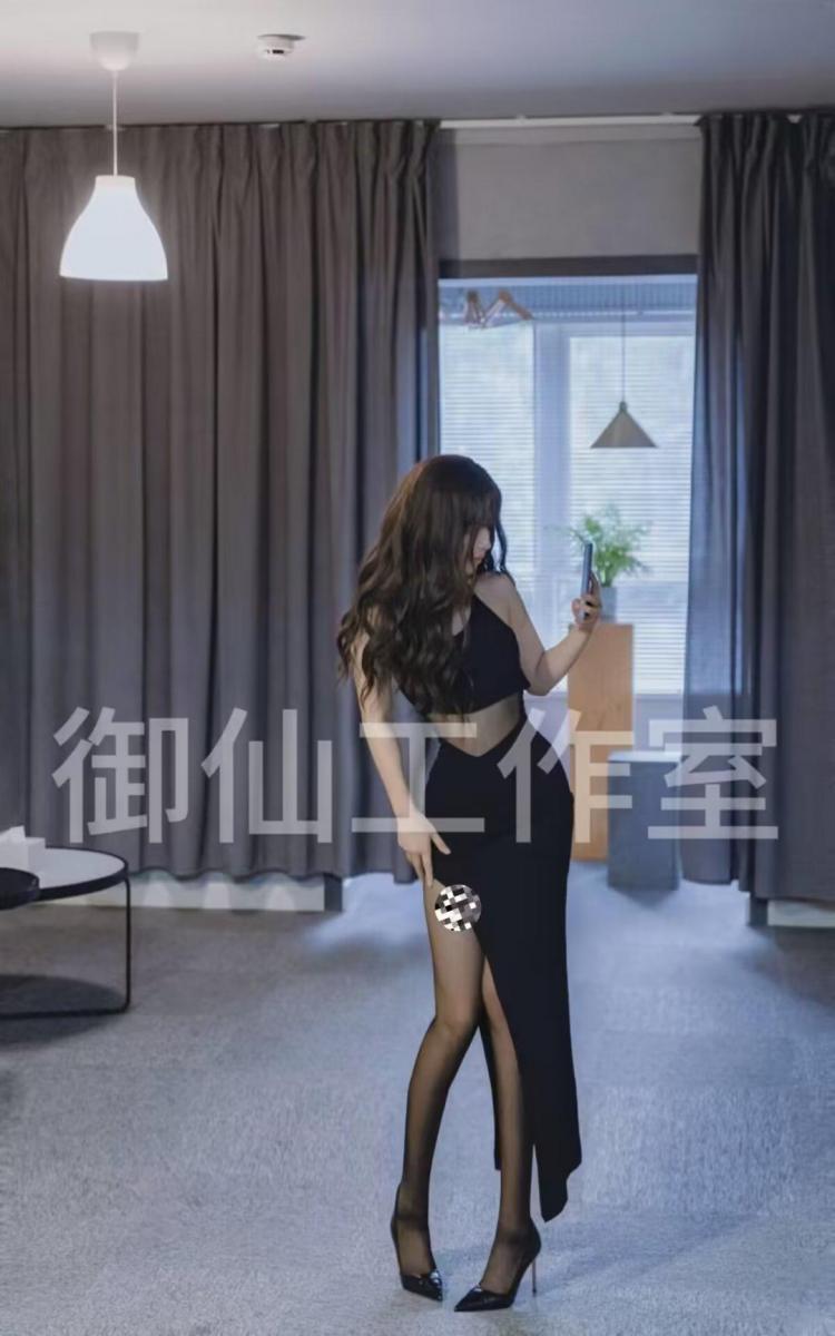 《御仙原创》新到的模特第一时间跟大家分享（TK 驷马 凌辱  黑丝） 新到的模特，新人放的很开，欢迎大家找阿紫定拍。高难度的都可以接受，欢迎大家蹂虐她！<br>--------<br>--------<br>【御仙工作室】：对圈内爱好者开放，欢迎前来约绳，体验；并提供线上定拍、线下约拍。原味服务。<br>另外本工作室招聘模特有意请联系客服了解！<br>坐标郑州QQ：1796426163【注明来意】本工作室招聘模特有想了解的可以加客服QQ了解<br>--------<br>-------<br>下载文件后将后缀zip111改为zip解压，解压完成后，继续将文件后缀改为zip解压，解压密码：yu12 把最终的文件后缀改为mp4即可观看，请大家不要在线观看，非常容易和谐。如果被和谐请联系我们！<br>
