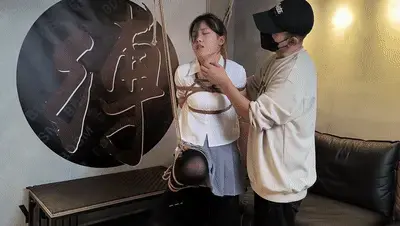 B043 【定转公】 见见 半吊折磨 黑丝 高跟 JK 单腿踮脚 半吊 放置 强G SP 娇喘 惨叫求饶 人体摄影师老癸作品，定拍转公映，B043 见见 半吊折磨，刚刚经历玩致命诱惑的小M见见，余兴未消，嘴里一直喊着：主人，再虐我一次……<br>这不是赤裸裸的挑衅吗？？？二话不说，果断把这小丫头绑了起来，高跟踮脚，单腿吊绑，慢慢折磨她吧，哈哈哈……<br>黑丝 高跟 JK 单腿踮脚 半吊 放置 强G SP 娇喘 惨叫求饶，上视频……<br>----------------------------------------------------------------------------------------------------------------------------<br>解压密码（大写字母）：LGYC123 第一次解压后，把文件后缀改为zip，同一密码二次解压后,文件后缀改为mp4即可；先下载到电脑，再解压观看，切勿在云盘中直接观看。容易被和谐。<br>------------------------------------------------------------------------------------------------------------------------------<br>【老癸原创】对圈内所有同好开放，欢迎前来约绳、体验；并提供定拍、原味服务，QQ：328691988 ，说明来意，非诚勿扰。