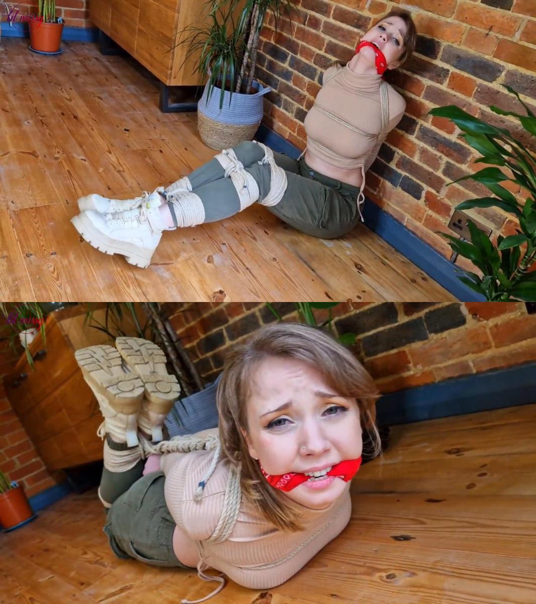 Lil Missy UK in Tied in green cargo pants 我是一个冒险家。 我穿着绿色工装裤、棕色短上衣和厚底靴子。<br><br>首先，我被很多硬麻绳绑坐在地板上，并用一条鲜红色的头巾堵住嘴。 我不停地呻吟，挣扎着，然后被更多的绳子绑住。<br><br>我的靴子被脱掉，露出我的赤脚，脚趾紧紧地绑在一起。 一些棕色的包布包裹在大手帕的嘴上，以进一步堵住我的嘴。<br><br>然后我只能在困境中挣扎和呻吟。<br><br>I'm an adventurer. I'm dressed in green cargo pants, a brown crop top and some chunky boots.<br><br>First, I'm tied sitting on the floor with lots of hard hemp rope and cleave gagged with a bright red bandana. I struggle around with lots of moaning, before being hogtied with even more rope.<br><br>My boots are taken off to reveal my barefeet and my toes are tied tightly together. Some brown vetwrap is wrapped over the bandanna mouth to gag me further.<br><br>I am then left to wriggle and moan some more in my predicament.