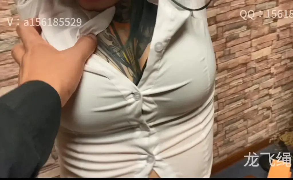 绑架我的领导大结局【李可儿】 上集讲到，我把我的领导给放了，我的领导，偷跑了，他没有偷跑成功被我抓回来了，把她抓回来后，可想而知，折磨她，打她，干他，只有你想不到的，没有我做不到的，哈哈哈哈，这次把他抓回来，她老实了很多，她苦苦的哀求我，不要打她，哈哈哈哈<br><br><br>定拍约拍。v:a156185529 <br>QQ156185529<br>解压密码168168
