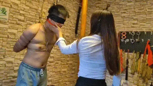 《美女的赌注》之战利品 继《美女的赌注》后续，女孩豪赌赢得了帅哥，带回家后怎么玩呢，女孩的爱好就是把男生绑起来，蒙眼嘟嘴，再吊起来，再锁上铁链，最后玩累了，竟然坐在椅子上睡着了，任由自己赢得的猎物，被吊在屋顶上折磨。视频解压密码：666888  。<br>一绳所爱绳艺体验店面向全国爱好者开放，本店提供绳艺捆绑模特服务、体验女绳师捆绑服务、体验长时间囚禁服务、绳艺教学培训、绳艺交流会、场地出租、专业麻绳销售，原创视频套图销售、作品私人定制、模特原味丝袜出售等，另外本店招募同好合作伙伴。微信：351552501初心