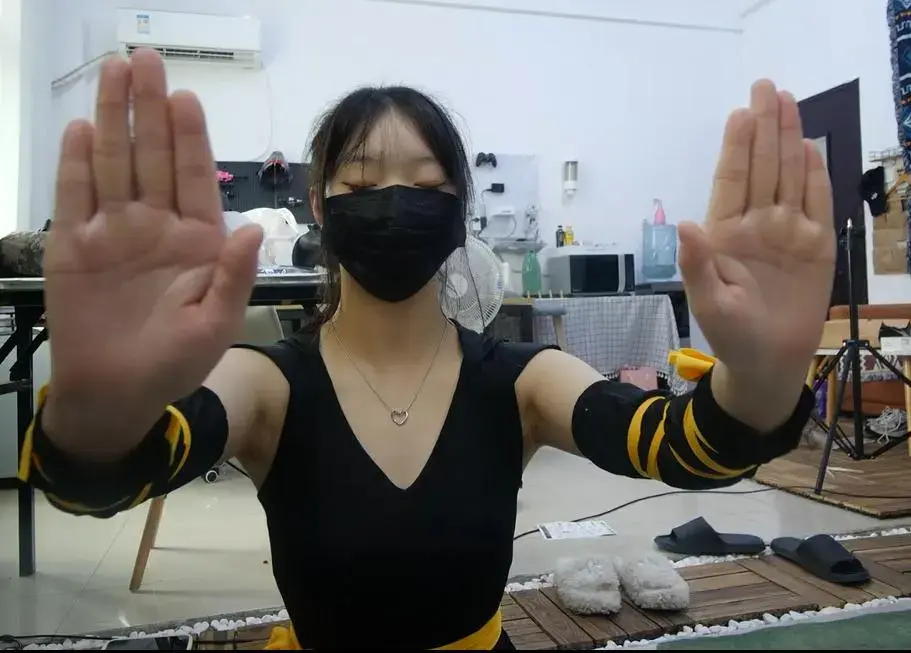 第5风格订拍  忍者女被点穴 第一次找这家订拍本来说好30分钟的出来只有14分钟，女主和题材算好吧，不过演技不太行，拍的过程还出现指导的声音只能低价看个小瘾了 女主蒙面服突然出现，凭空出现在屋子里把男主吓了一跳，女主背对着男主左右看一脸疑惑。男主偷偷过去想拍女主一掌,女主转过身回击，然后迅速点住男主，让她不要害怕，男主被击了一掌身体很虚，解开男主后，女主点住他的胸口缓解疼痛后为他运功疗伤（两人盘腿坐下，掌对掌）。一会后，男主趁女主没注意点穴她（女主保持运功的姿势不能动），男主嘚瑟嘲讽女主几句。继续盘腿运了一会功，没想到女主冲开穴道，2人共同两掌相对一击，男主一只手用力一堆，女主面露痛苦色后那只被推的手回收然后翻转了一下手指成兰花指放在膝盖上，而男主的手那只手就掌心朝上放在膝盖上，给女主下特写（男主还在用力运功和女主对抗），几秒后女主膝盖上的手变为点穴定住男主，男主定住后：“卑鄙”。【男主现在定住的姿势为一手运功掌心面朝女主，一手掌心朝上放在脚上的膝盖上】给男主特写，女主此刻也可以调戏下男主，解开男主，男主手打向女主又被定住，女主再解开男主，男主活动后单脚跪在地上一手撑在地上，另一脚成直角手撑着膝盖又被定住，女主点了男主双手，男主想用手解她下半身的穴道，被女主把手拉走，男主挣脱后解开自己腰间，能动后刚微站起一点又被女主点住按回去，女主再解开他手上的穴道，男主解开自己腰间的穴道。让女主过来说个秘密给她，女主跪下来，男主出手定住她。再多点了她腿部和后背的穴道防止她迅速冲开穴道。<br>屏幕出现2个时辰后，给下女主眼睛转动和手指慢慢能动的特写后，女冲开穴道后，点了自己胸前2下。女主服装换成牛仔短裤，小白鞋<br>回房间，男主上前对撕和互相点穴（多弄点女主不同曲腿被定住的姿势和趴着定住和对打定住对方的剧情）。玩的差不多后采用花式点穴将衣服扔在女主头上，并点了女主头部正中的延迟穴，女主想扯掉衣服，但是速度很慢，刚要扯下就被男主拽回来。终于扯掉后想逃离又被男主拽回来。女主慢慢比起点穴姿势，却因为男主很容易发现被先定住（弄点解了又点，点了又解的剧情，如解开她后故意等男主手慢慢伸过来想点穴的时候再点住她）。最后男主告诉女主：“如果你不听我的话你就要永远这样子（指延迟穴）”女主:我服了，快解开我，快解开。。。。男主逐渐走远结束<br>