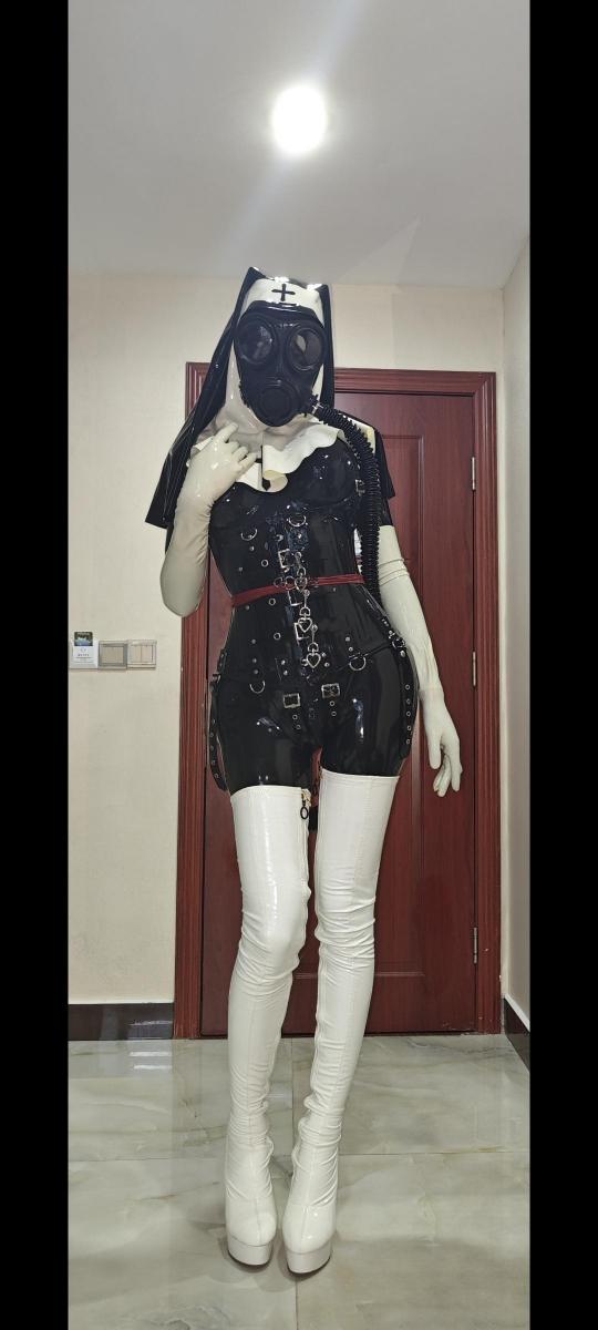 乳胶修女和乳胶涩情娃(重新上传） 各位老板好久不见，最近实在是没有什么新的点子和新装备了，加上天气炎热，所以断更了一段时间，只能说江郎才尽????<br>此次视频仍旧是两部剪辑在一起，上半是乳胶修女，下半是乳胶娃，希望各位喜欢捏<br>很多老板反馈视频无法播放，现在重新上传一次，有异常的话可以继续和我反馈哦<br>